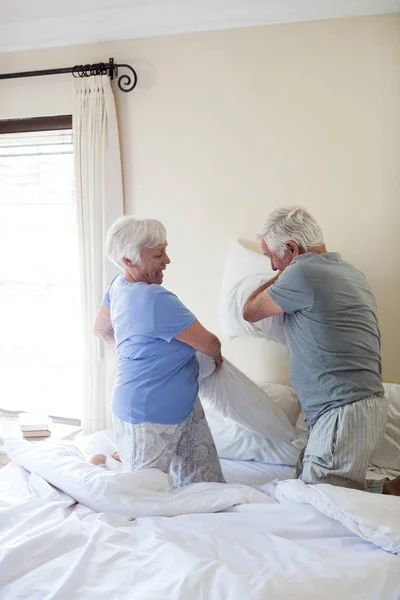 Idősebb pár miután párna küzdelem ágyon — Stock Fotó
