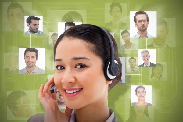 Image composite de gros plan d'un opérateur souriant posant avec un casque — Photo