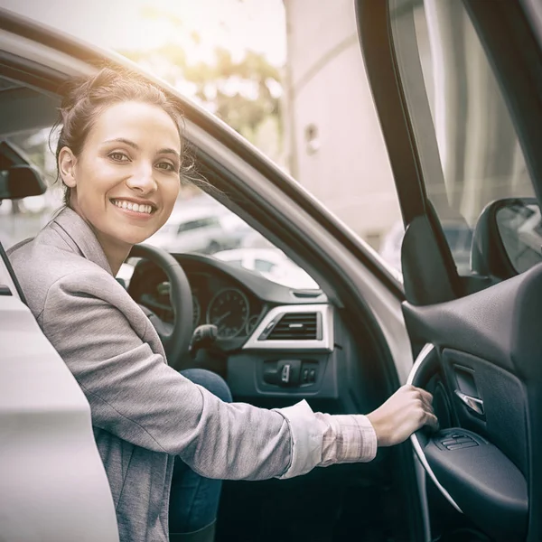 Женщина, сидящая в машине — стоковое фото