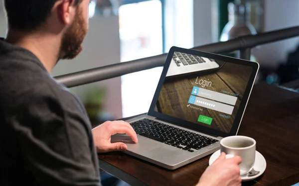 Homem usando laptop — Fotografia de Stock