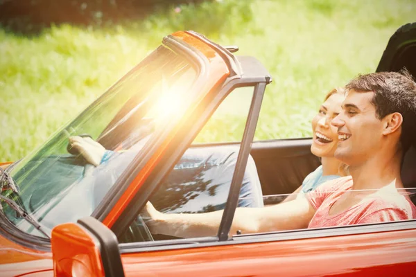 Paar saß in rotem Auto — Stockfoto