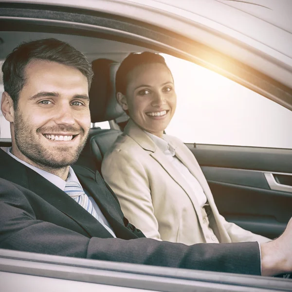 Par som sitter i bilen — Stockfoto
