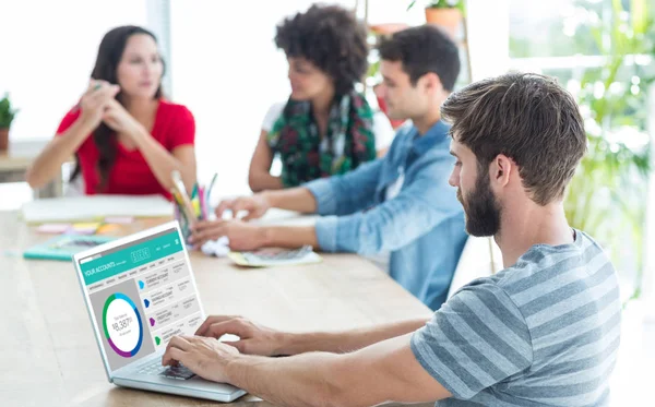 Hombre de negocios casual escribiendo en su computadora portátil — Foto de Stock