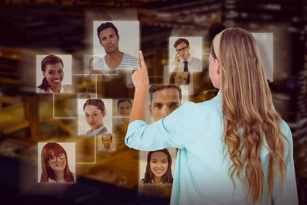 Menina apontando em fotos digitais — Fotografia de Stock