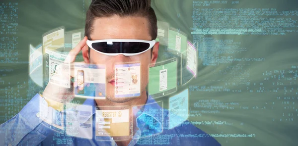 Hombre usando gafas virtuales — Foto de Stock
