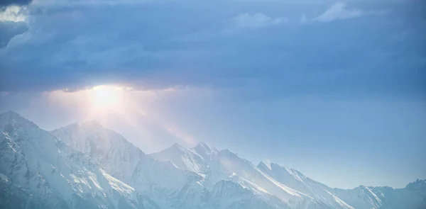 Chaîne de montagnes enneigée contre ciel bleu clair — Photo