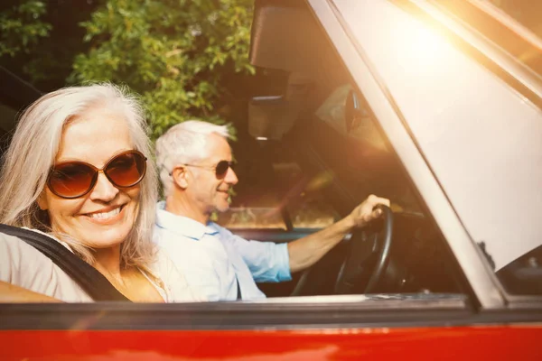 Bir arabada oturan yaşlı çift — Stok fotoğraf