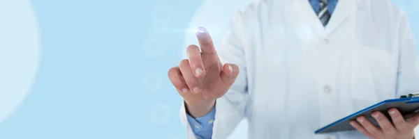 Médico tocando interface transparente — Fotografia de Stock