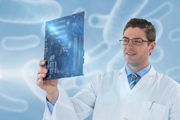 Manliga läkare håller röntgen resultat — Stockfoto