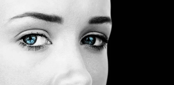 青い女性の明るい目 — ストック写真