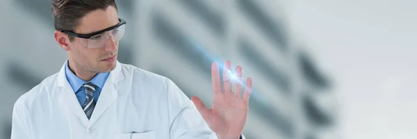 Lekarz dotyka przejrzysty interfejs — Zdjęcie stockowe