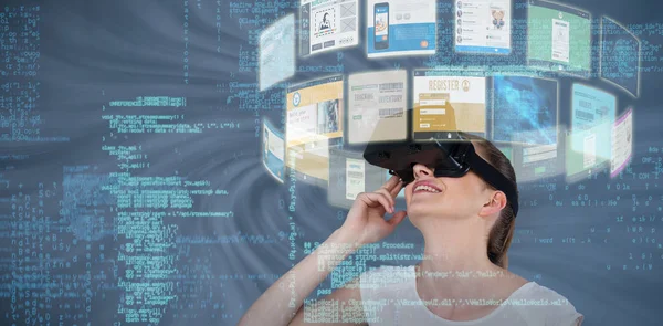 Vrouw met behulp van virtuele bril — Stockfoto