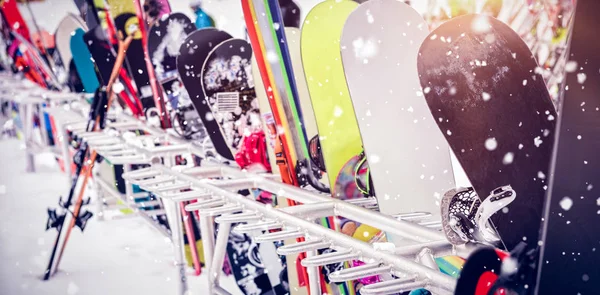 Snowboards e esquis mantidos juntos — Fotografia de Stock