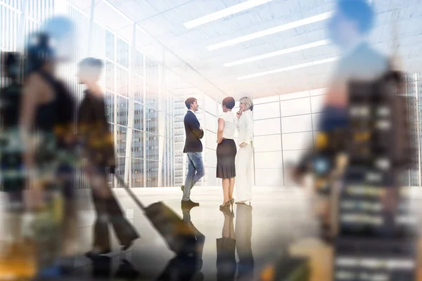 Personnes marchant dans l'aéroport — Photo