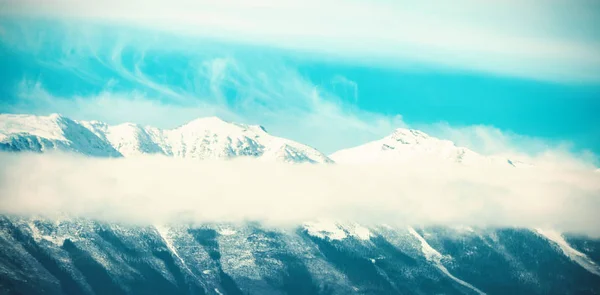 Chaîne de montagnes enneigée contre ciel bleu — Photo