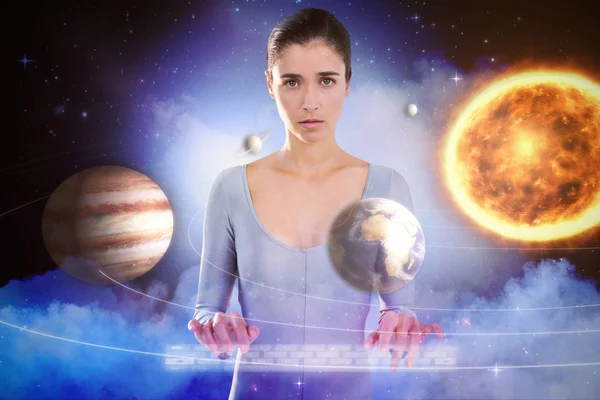 Kvinna som står mot solsystem — Stockfoto