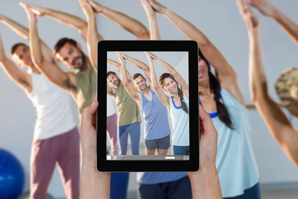 Hände mit digitalem Tablet — Stockfoto