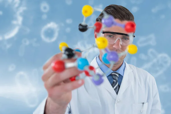 Cientista segurando a estrutura da molécula — Fotografia de Stock