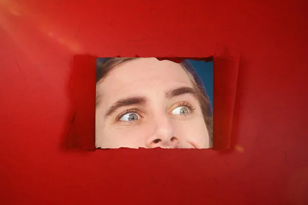 Man looking out of hole — Stock Photo, Image