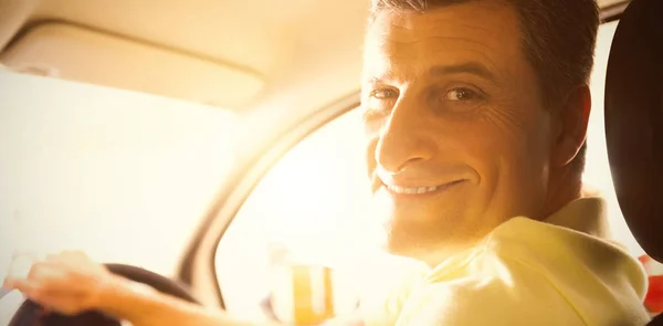 Uomo sorridente seduto in macchina — Foto Stock