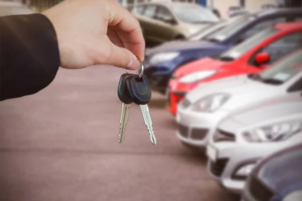 Concesionario de coches sosteniendo llaves — Foto de Stock