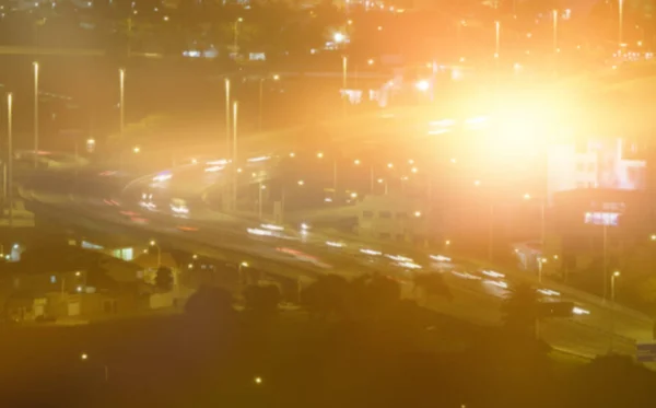 Stadsbilden i damm med belysta lampor — Stockfoto