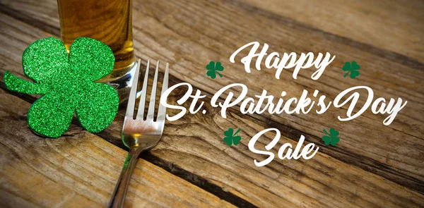 Koniczynki st patrick dzień i widelec — Zdjęcie stockowe