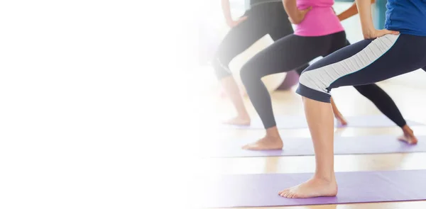 Clase haciendo ejercicios de pilates de estiramiento — Foto de Stock