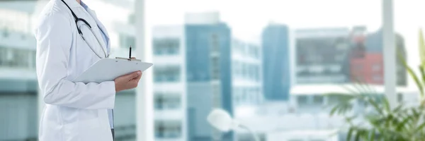 Doctor holding clipboard — Stock Photo, Image