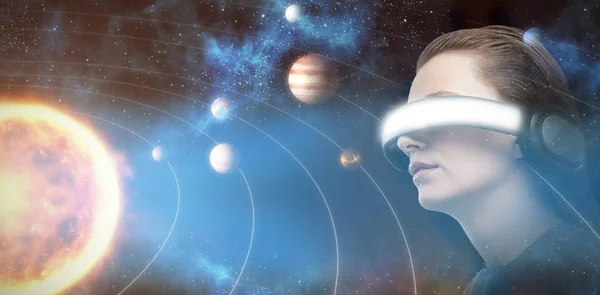 Imagen compuesta de vista de ángulo bajo de la mujer tratando de realidad virtual 3d — Foto de Stock