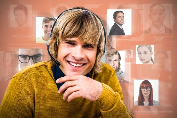 Imagem composta de homem de negócios hipster sorridente usando fone de ouvido — Fotografia de Stock