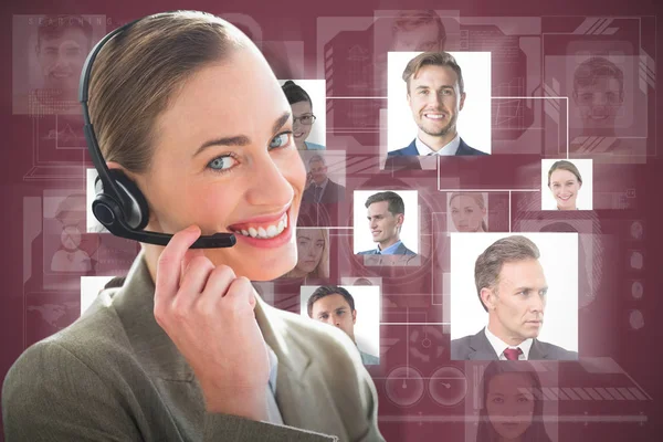 Imagem composta de empresária sorridente com fone de ouvido usando computadores — Fotografia de Stock