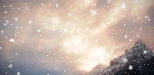 Низкий угол обзора покрытой снегом горы — стоковое фото