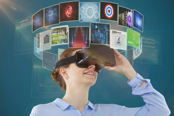 Zakenvrouw met behulp van virtuele bril — Stockfoto