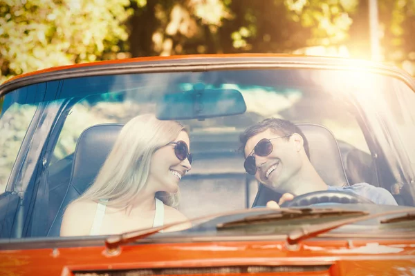 Casal amoroso em cabriolet vermelho — Fotografia de Stock