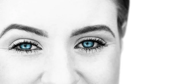 Olhos brilhantes azuis femininos — Fotografia de Stock