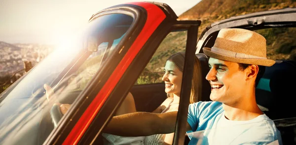 Casal sorrindo carro de condução — Fotografia de Stock