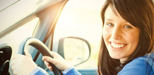 Frau sitzt im Auto — Stockfoto