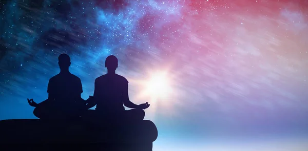 Couple meditating in lotus pose — Stock Photo, Image