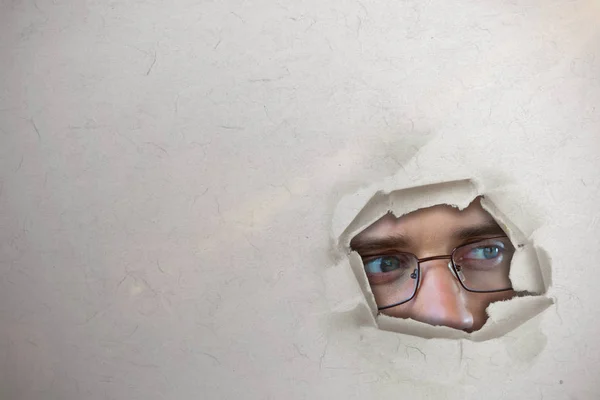 Man looking out of circle hole — Stock Photo, Image
