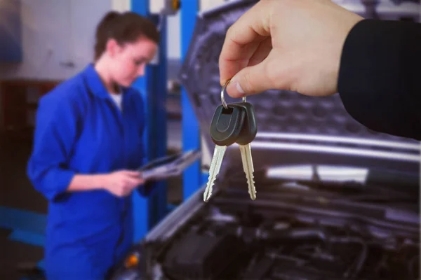 Sprzedawca, trzymając kluczyki do samochodu — Zdjęcie stockowe