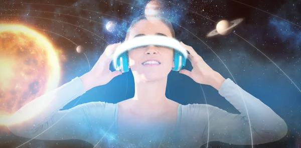 Imagen compuesta de mujer sonriente usando gafas de video virtuales 3d — Foto de Stock