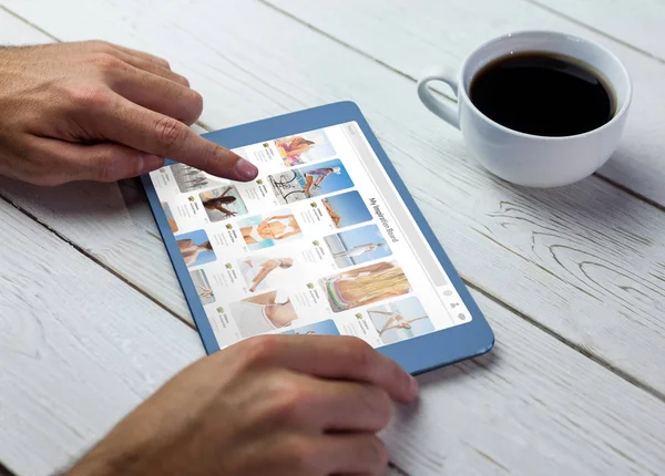 Person mit Tablet auf Holztisch — Stockfoto