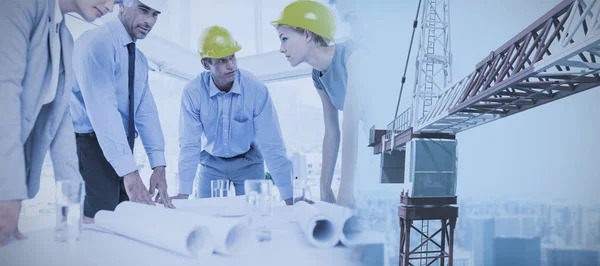 Architects discussing building plans — Stock Photo, Image