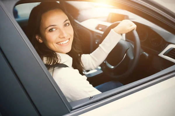 Femme assise dans la voiture — Photo