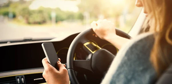 Vrouw met smartphone in auto — Stockfoto