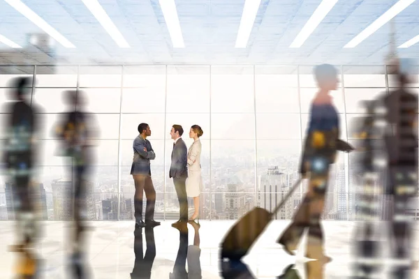 Persone a piedi in aeroporto — Foto Stock