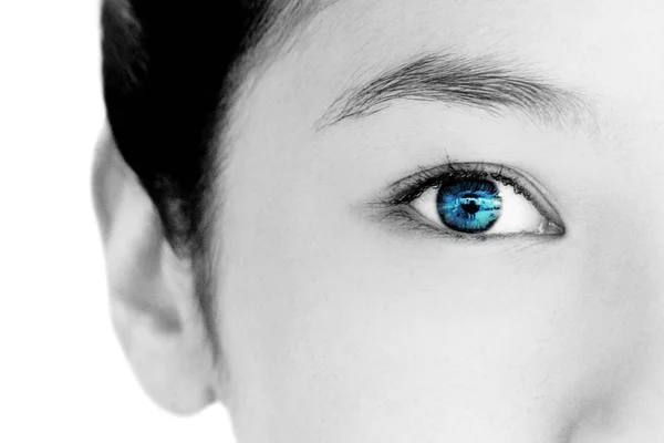 Жіноче блакитне яскраве око — стокове фото
