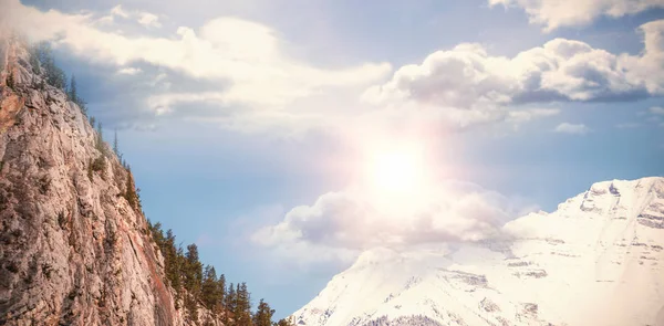 Снег шапки горы против неба — стоковое фото