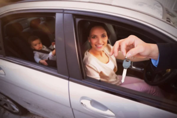 Vendedor segurando chaves do carro — Fotografia de Stock